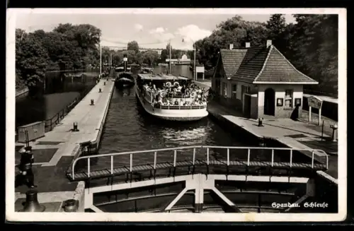 AK Berlin-Spandau, Passagierschiff an der Schleuse