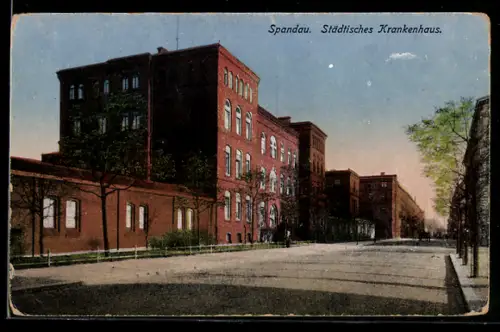AK Berlin-Spandau, Strasse am Städt. Krankenhaus