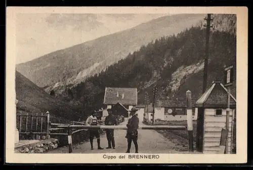 AK Brennero, Cippo del Brennero con guardie alla frontiera in montagna
