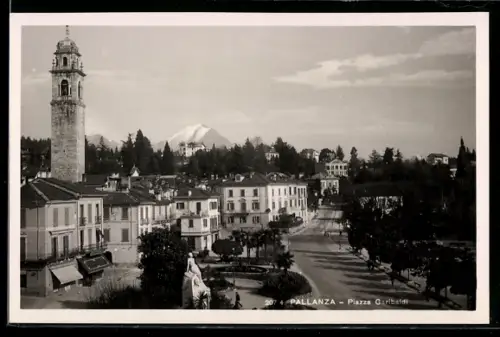 AK Pallanza, Piazza Garibaldi con vista sul campanile e le montagne innevate