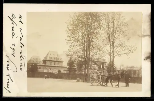 AK Torino, Carro trainato da cavallo davanti a un edificio storico