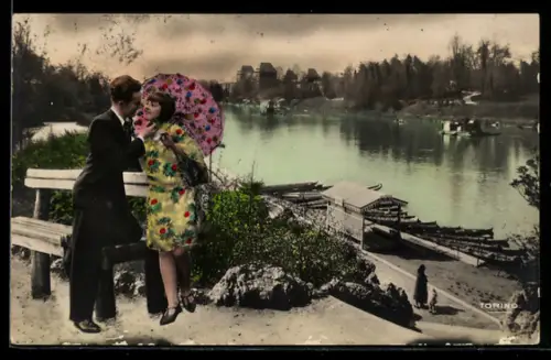 AK Torino, Coppia romantica su una panchina lungo il fiume Po
