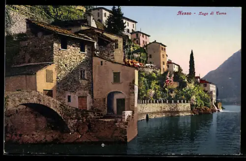 AK Nesso /Lago di Como, Vista pittoresca delle case sul lago e ponte di pietra