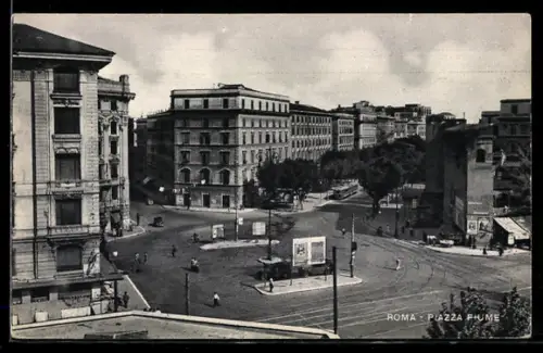 AK Roma, Piazza Fiume con edifici e strada animata