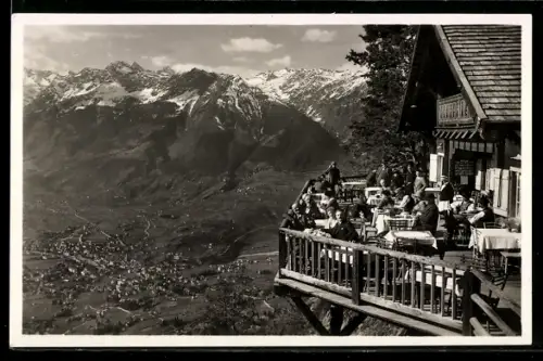 AK Merano, Vista dal Café e Ristorante Belvedere su Avelengo e montagne innevate
