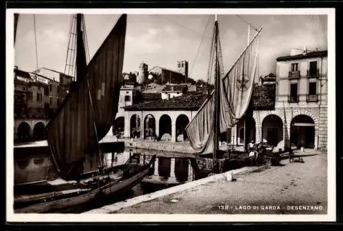 AK Desenzano /Lago di Garda, Barche a vela nel porto con vista sul castello