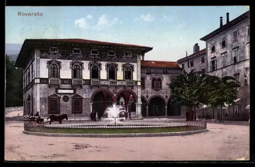 AK Rovereto, Palazzo storico con fontana al centro della piazza
