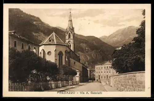 AK Predazzo, Via A. Gabrielli con chiesa e montagne sullo sfondo