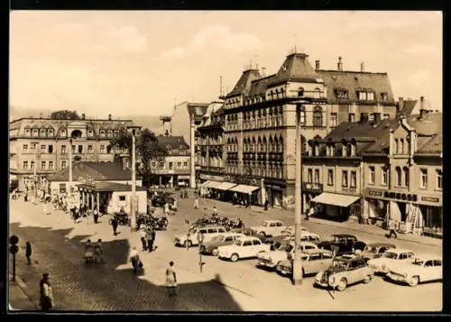 AK Aue /Sa., Altmarkt, Strassenszene mit Geschäften und parkenden Autos
