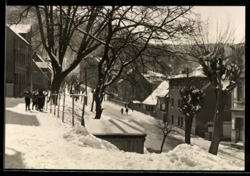 AK Aue /Sa., Bergfreiheit, Winteransicht, verschneite Strasse, Wohnhäuser, Passanten