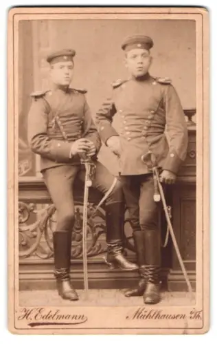 Fotografie H. Edelmann, Mühlhausen i. Th., Kiliansgraben 77d, Zwei Ulanen in Uniform mit Krätzchen und Säbel