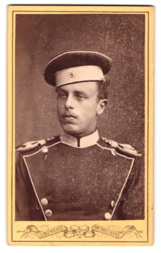 Fotografie Leineweber & Michelmann, Hannover, Mehlstrasse 6, Unteroffizier der Ulanen in Uniform mit Schirmmütze