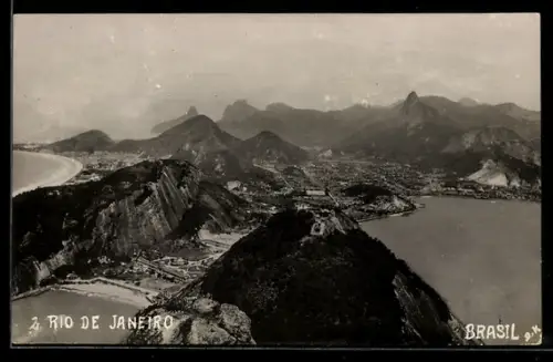 AK Rio de Janeiro, Blick auf die Stadt über die Berge