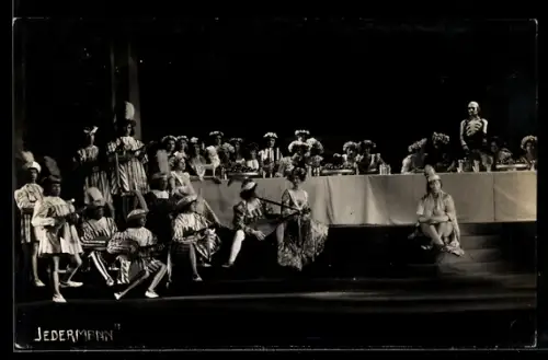 AK Szene aus dem Theaterstück Jedermann, Schauspieler in Kostümen mit Instrumenten auf der Bühne