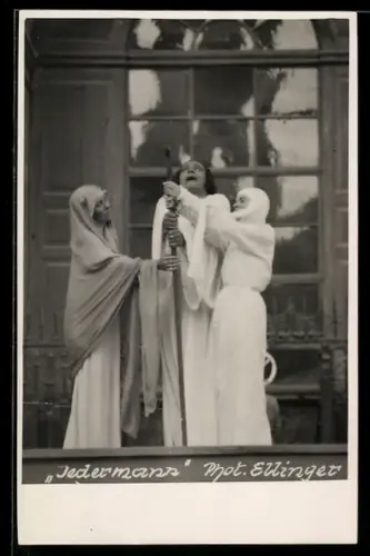 AK Szene aus dem Theaterstück Jedermann, Mann mit Stab zwischen zwei Frauen