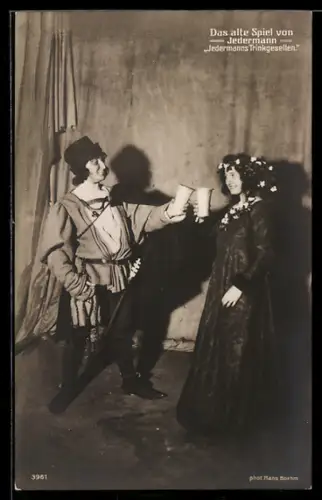 AK Szene aus dem Theaterstück Jedermann, Mann und Frau prosten sich zu