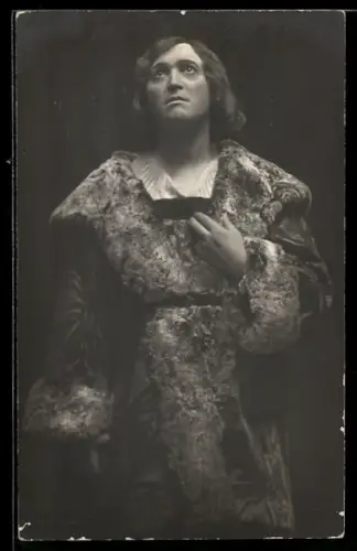 AK Schauspieler im Theaterstück Jedermann im Kostüm