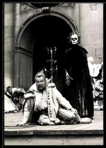 AK Salzburg, Szene aus dem Theaterstück Jedermann, Mann kriecht vor dem Tod weg