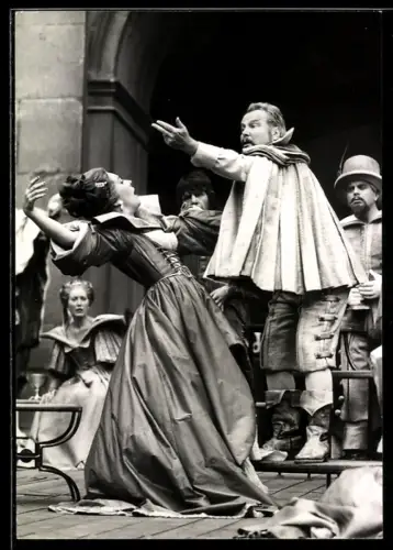 AK Salzburg, Szene aus dem Theaterstück Jedermann mit wild gestikulierenden Schauspielern