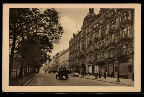 AK Berlin, Unter den Linden, Hotel Bristol, Strassenansicht mit Passanten und Fahrzeugen
