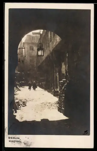 Foto-AK Alt-Berlin, Krögel, Strassenansicht mit Torbogen