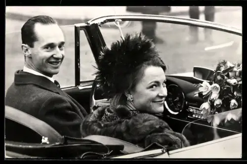 AK Amsterdam, H.K.H. Prinses Irene en Z.K.H. Prins Don Carlos de Bourbon Parma, 1964