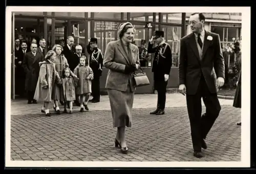 AK Schiphol, `t Kon. gezin voor `t vertrek van Z.K.H. Prins Bernhard naar Mexico, 1952