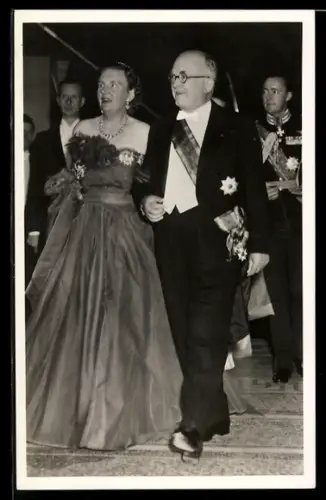 AK Paris, In de foyer van de Opera, H.M. Koningin Juliana aan de arm van President Auriol, 1950