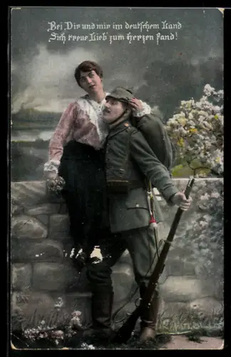 AK Soldat in Uniform mit Pickelhaube und Gewehr mit seiner Frau