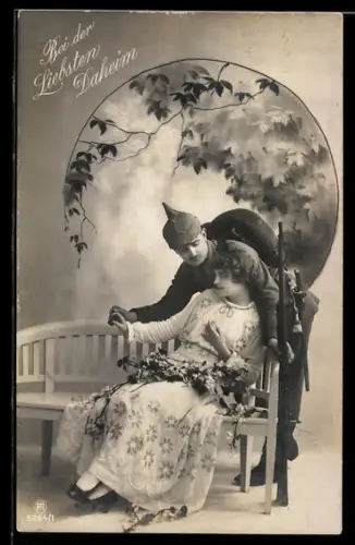 AK Soldat marschmässig ausgerüstet mit Gewehr und Bajonett und junge Frau auf Bank