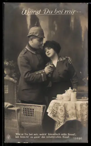 AK Unteroffizier in Uniform mit Pickelhaube verabschiedet sich von seiner Frau