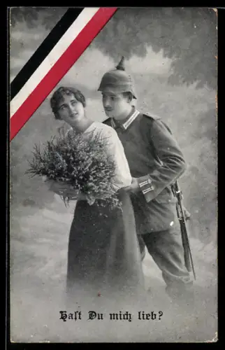 AK Soldat in Uniform mit Pickelhaube und Bajonett mit junger Frau, Abschiedsszene