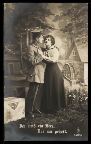 AK Soldat in Uniform mit Schirmmütze in trauter Zweisamkeit mit junger Frau
