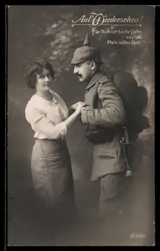 AK Soldat vom Infanterie-Regiment Nr. 226 in Uniform mit Pickelhaube, Bajonett und Tornister mit seiner Liebsten