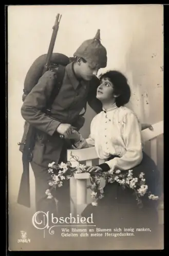 AK Soldat in Uniform mit Pickelhaube und Gewehr verabschiedet sich von seiner Liebsten