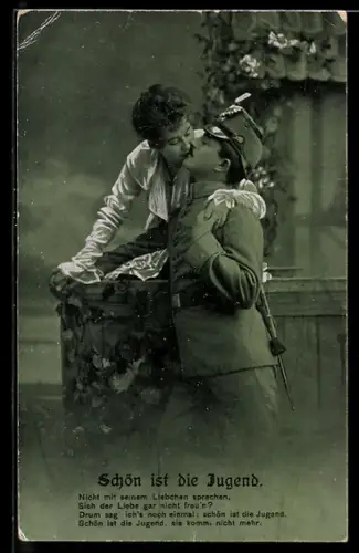 AK Soldat in Uniform mit Tschako küsst junge Frau