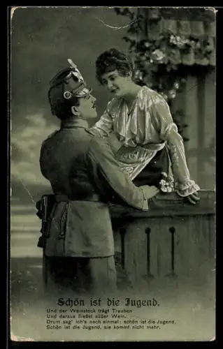 AK Soldat in Uniform mit Tschako in trauter Zweisamkeit mit junger Frau