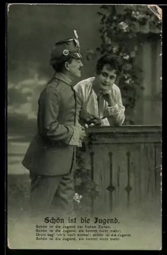 AK Soldat in Uniform mit Tschako in Zweisamkeit mit junger Frau