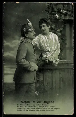AK Soldat in Uniform mit Tschako in trauter Zweisamkeit mit seiner Liebsten