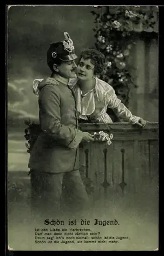 AK Soldat in Uniform mit Tschako in trauter Zweisamkeit mit junger Frau