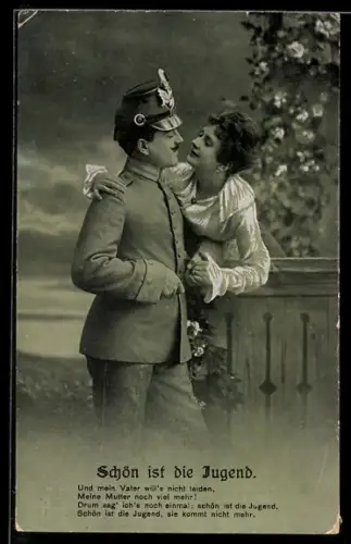 AK Soldat in Uniform mit Tschako in trauter Zweisamkeit mit seiner Liebsten