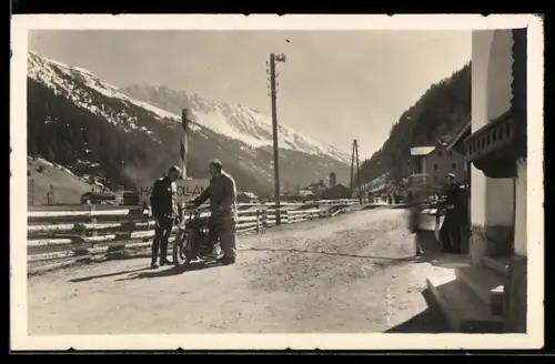 Foto-AK Brennerpass, Grenze, Zollkontrolle eines Motorradfahrers
