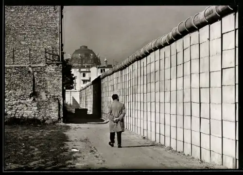 AK Berlin, Sebastianstrasse, Sperrmauer an der Sektorengrenze Kreuzberg