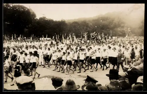 Foto-AK Erfurt, Turnfest, Festumzug mit Fahnen