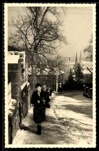 Foto-AK Marburg, Winterliche Strassenansicht mit Blick auf die Kirche