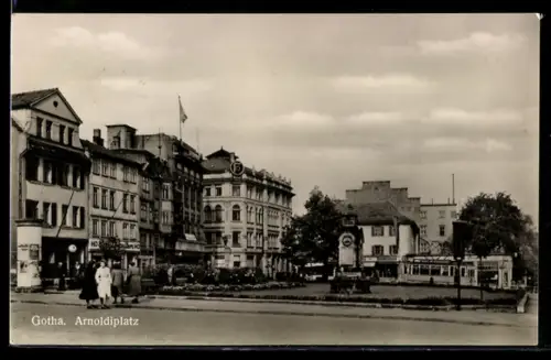 AK Gotha, Arnoldiplatz, Panorama mit Denkmalanlage, Geschäften, Litfasssäule