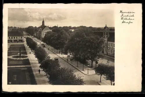 AK Neuruppin, Friedrich-Wilhelm-Strasse mit Denkmalanlage aus der Vogelschau