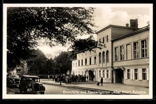 AK Potsdam, Gasthaus und Konzertgarten Alter Fritz, Inh. Paul Bosek, Strassenansicht mit Gruppe