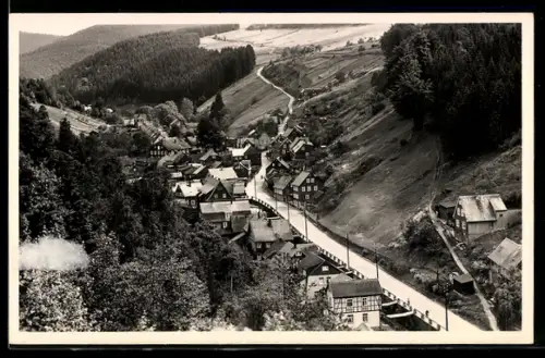 AK Katzhütte /ob. Schwarzatal, Ortsansicht im Tal mit umgebenden Wäldern