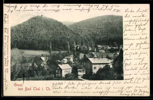 AK Bad Thal i. Th., Ortsansicht mit Wohnhäusern und Bergen, Turm